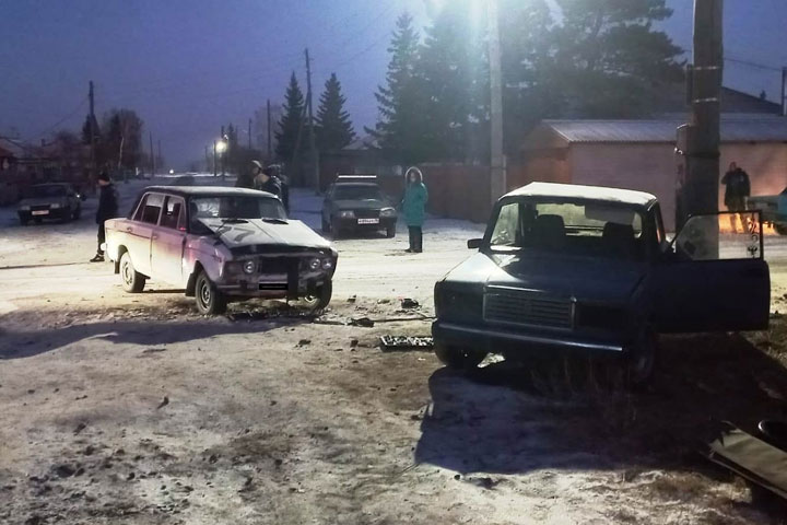 Два бесправника столкнулись на сельской дороге в Ширинском районе