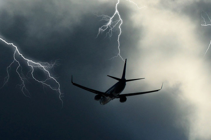 В красноярский самолет ударила молния 