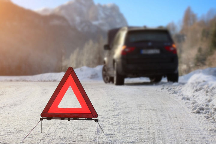 Жителям Хакасии рассказали, что делать, если в морозы на трассе заглох автомобиль 