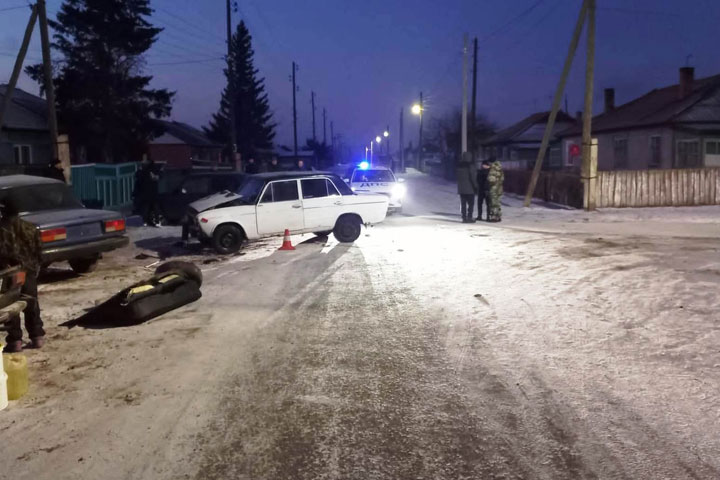 Два бесправника столкнулись на сельской дороге в Ширинском районе