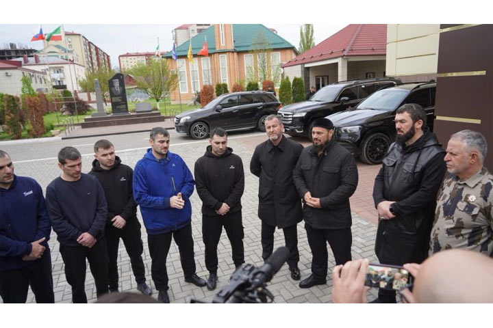 Кадыров объяснил, почему не стал встречаться с освобождёнными из плена бойцами