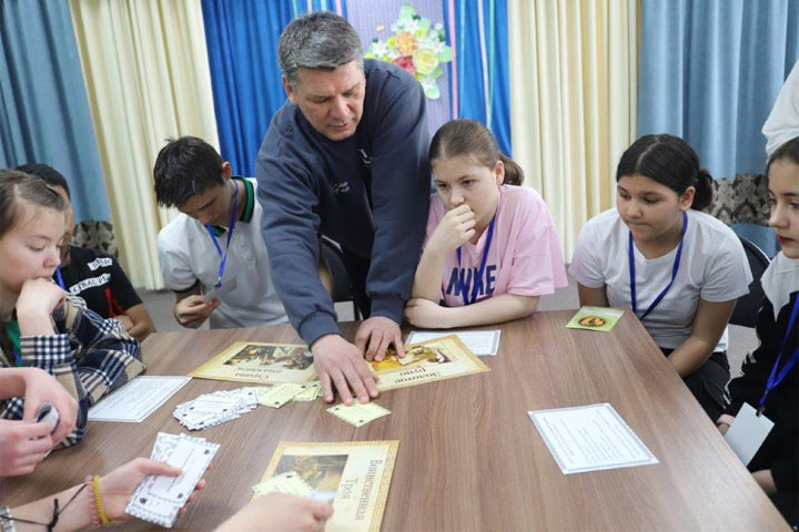 Игры с детьми провели волонтеры РУСАЛа в Саяногорске