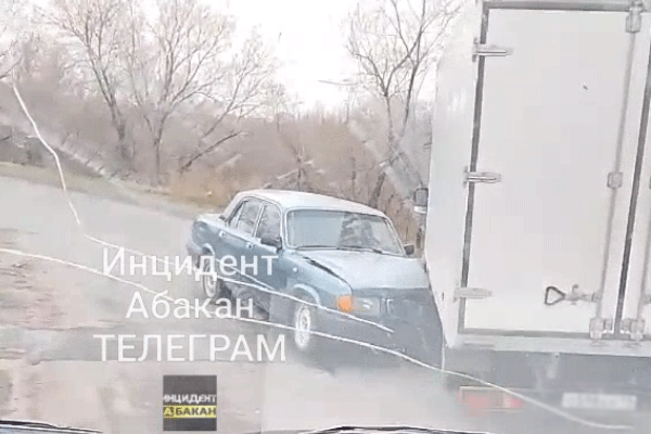 На выезде из Усть-Абакана произошла авария