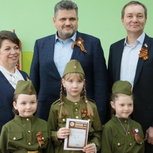 Сенатор Жуков наградил участников акции «Рисуем Победу»