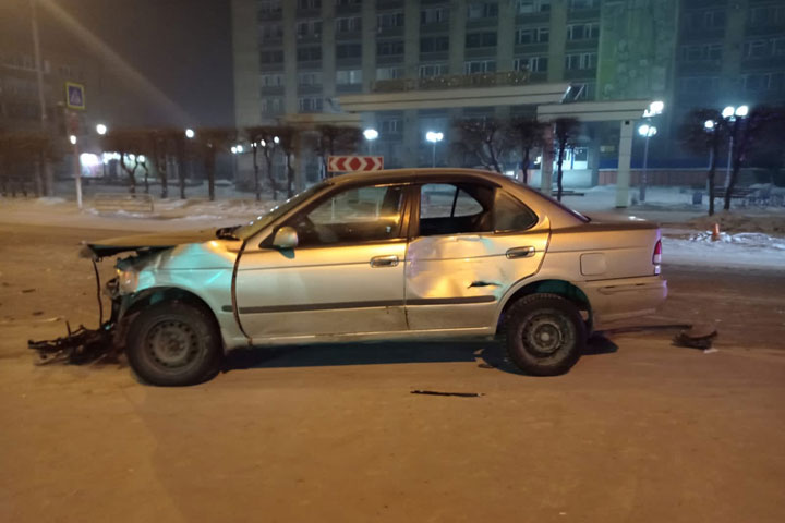 По Кирова,100 в Абакане лоб в лоб столкнулись автомобили 