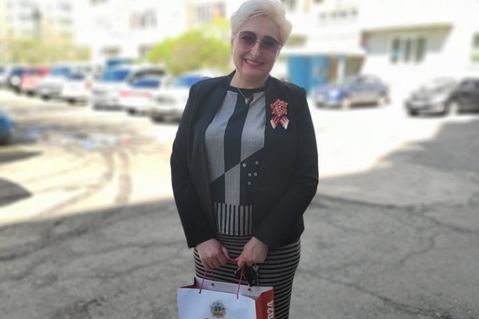  Депутат вручила памятные подарки ветеранам от главы Хакасии 