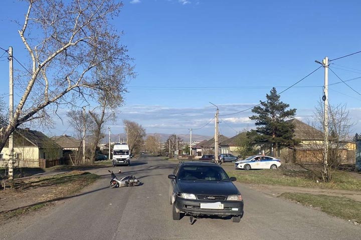 В Черногорске серьезно травмировались 12-летний мопедист с 11-летней пассажиркой