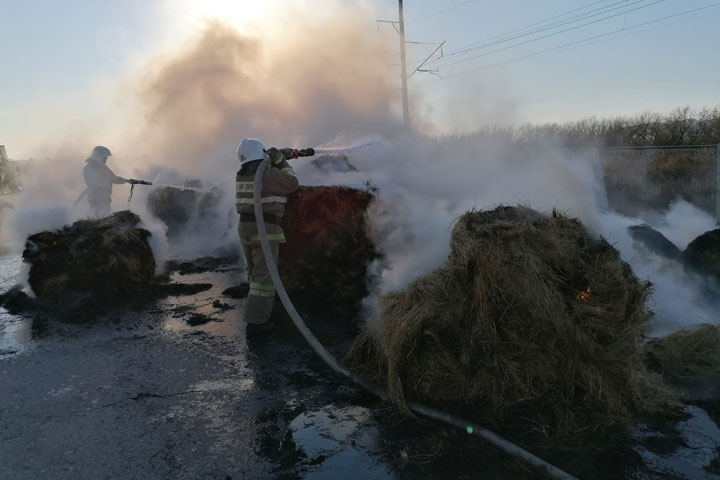 В Хакасии искра от трактора привела к возгоранию сена 