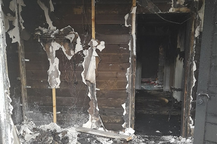 «Еще от счастья отойти не успели, как случилась беда» - мать-одиночка восстанавливает дом после пожара