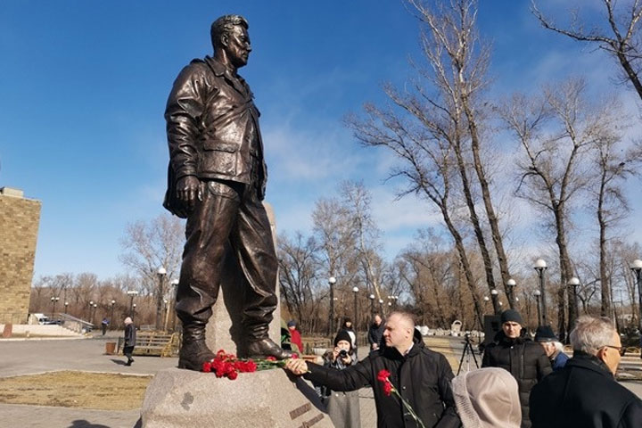 В Хакасии открыли памятник в честь выдающегося ученого-археолога Леонида Кызласова