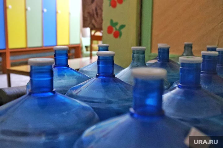 Кандидат наук предупредил о вреде воды в бутылках
