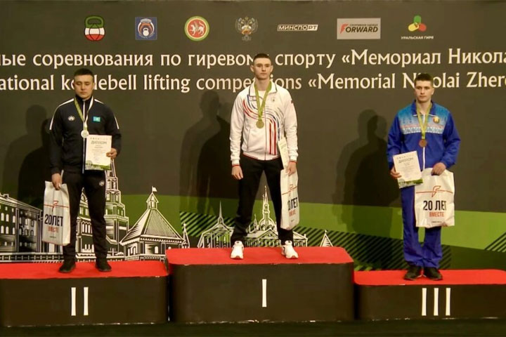 Федор Жибинов стал победителем международных соревнований по гиревому спорту