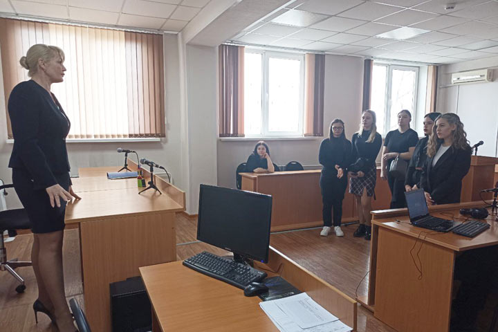 Студенты СТЭМИ посетили Саяногорский городской суд: уникальный опыт изнутри