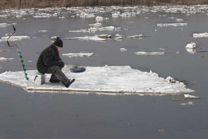 В Хакасии на Красноярском водохранилище льдина с рыбаком откололась от берега