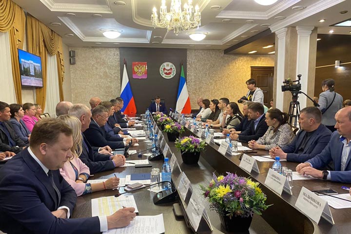 В кабмине Хакасии обсудили реализацию инвестпроектов в Алтайском районе