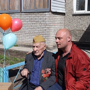 В Абакане ветерана Василия Андреенко поздравили концертом во дворе
